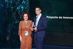 AMETIC clausura el VIII Foro Alianza por el Desarrollo de Talento Digital con un llamamiento a reforzar las competencias digitales ante el auge de la IA 1 Esther Monterrubio, secretaria General de Formación Profesional, entrega el premio a Ángel Almarcha Romero, director del Instituto de Educación Secundaria Ramón Giraldo