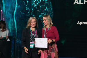 AMETIC clausura el VIII Foro Alianza por el Desarrollo de Talento Digital con un llamamiento a reforzar las competencias digitales ante el auge de la IA 3 Mariola García Arellano, presidenta de la Comisión de Desarrollo de Talento Digital de AMETIC y CEO de Bejob, entrega el galardón a Eva Herrero Curiel, vicerrectora Adjunta de Formación Permanente y Empleabilidad de la Universidad Carlos III de Madrid