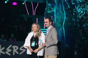 AMETIC clausura el VIII Foro Alianza por el Desarrollo de Talento Digital con un llamamiento a reforzar las competencias digitales ante el auge de la IA 4 Paloma García, directora de Programas de Normalización y Grupos de Interés en UNE, entrega el premio a Miguel Ángel Ruiz, Head of Brand & Innovation Samsung Electronics Iberia