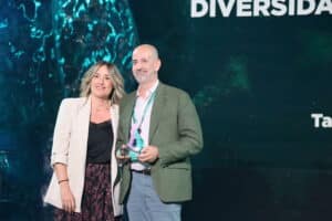 AMETIC clausura el VIII Foro Alianza por el Desarrollo de Talento Digital con un llamamiento a reforzar las competencias digitales ante el auge de la IA 5 Eugenia Dutto, Directora de Consulting & Services de Wolters Kluver, entrega el premio a Antonio Rueda Guglieri, director de la Fundación VASS