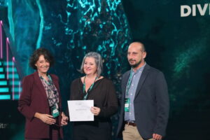 AMETIC clausura el VIII Foro Alianza por el Desarrollo de Talento Digital con un llamamiento a reforzar las competencias digitales ante el auge de la IA 6 Beatriz García-Quismondo, directora de políticas digitales y talento digital de AMETIC, entrega el galardón a Miguel León Arregui y Mónica Cadenas, coordinador y directora respectivamente del programa Por talento digital de la Fundación ONCE