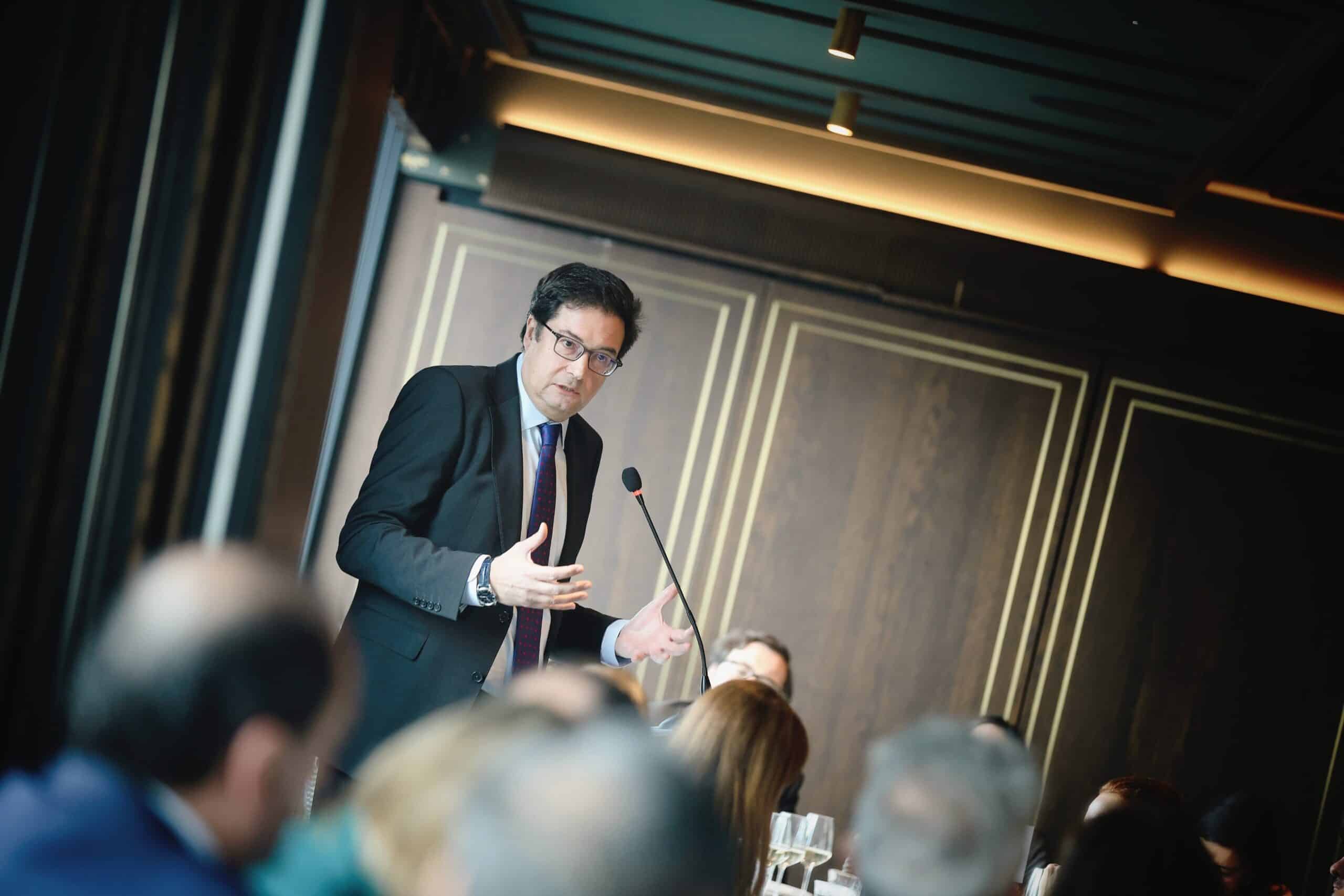 El ministro, Ósacr López, en el encuentro privado con la Junta Directiva de AMETIC